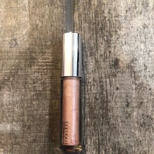 MAC lipgloss in “Scarcely Seen”